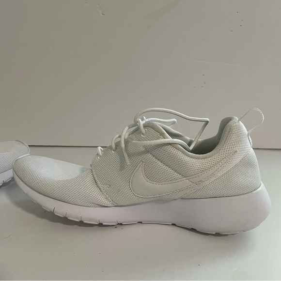 ✅️Nike  Women's Roshe Size 7Y - Triple White - Picture 12 of 14
